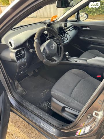 מודעת רכב טויוטה C-HR