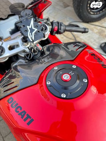 דוקאטי פניגאלה V4