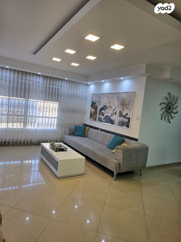 גג/ פנטהאוז, לוד