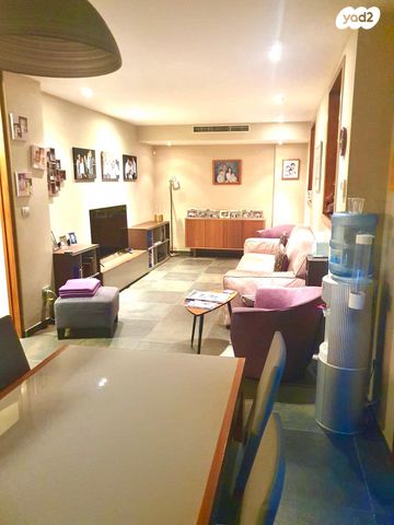 דו משפחתי, אפרת