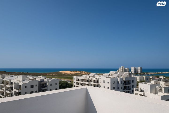 גג/ פנטהאוז, אורי צבי גרינברג, אזורי חן, גימל החדשה, תל אביב יפו