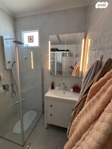 דו משפחתי, אורנים, מעלות תרשיחא