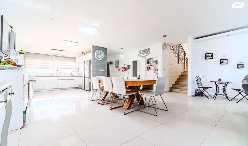 דו משפחתי, צבי סגל, ברנע, אשקלון