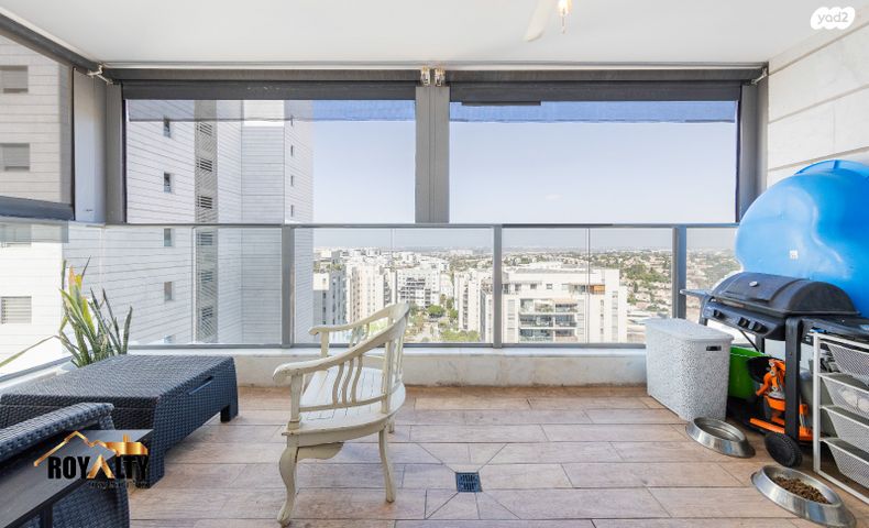 דירה, שייקה אופיר, פסגות אפק, ראש העין