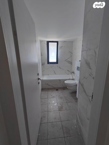 דירה, כובשי החרמון, שעריים, רחובות