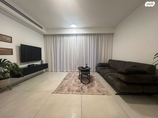 דירה, האישה העברייה, כרמי גת, קרית גת