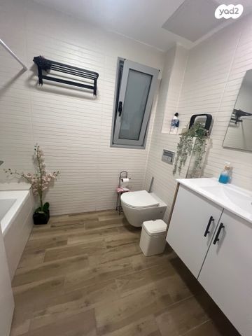 דירה, האישה העברייה, כרמי גת, קרית גת