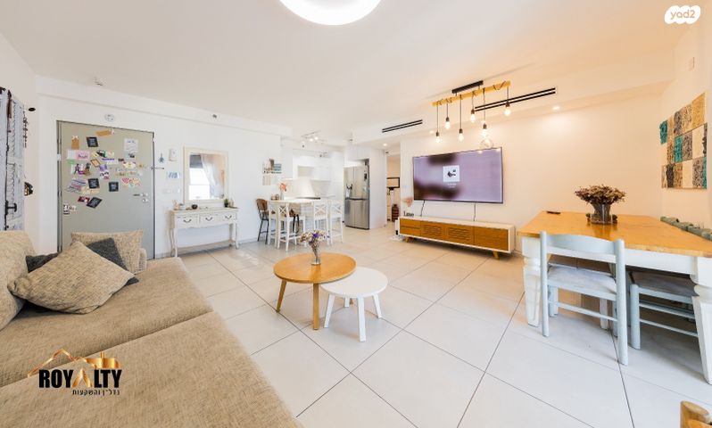 דירה, שייקה אופיר, פסגות אפק, ראש העין