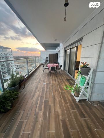 דירה, האישה העברייה, כרמי גת, קרית גת