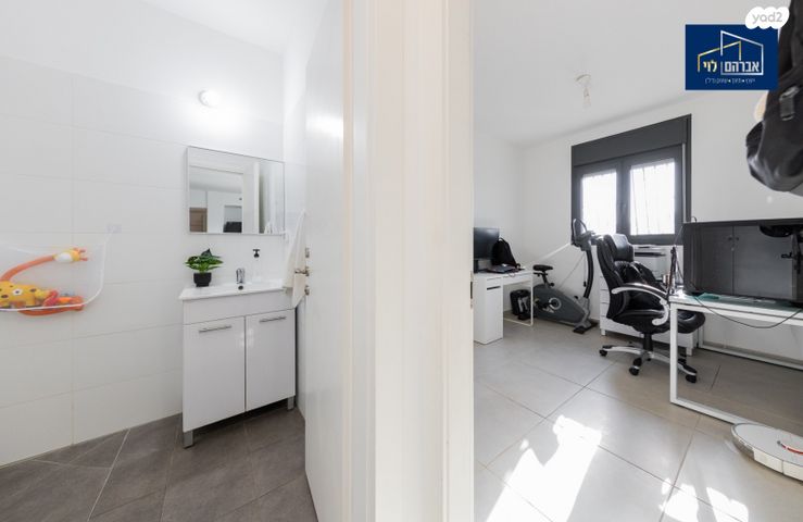 דירה, דליה רביקוביץ', פסגות אפק, ראש העין