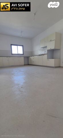 גג/ פנטהאוז, אלפי מנשה