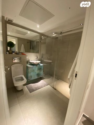 דירה, הרב ניסנבאום 37, בת ים