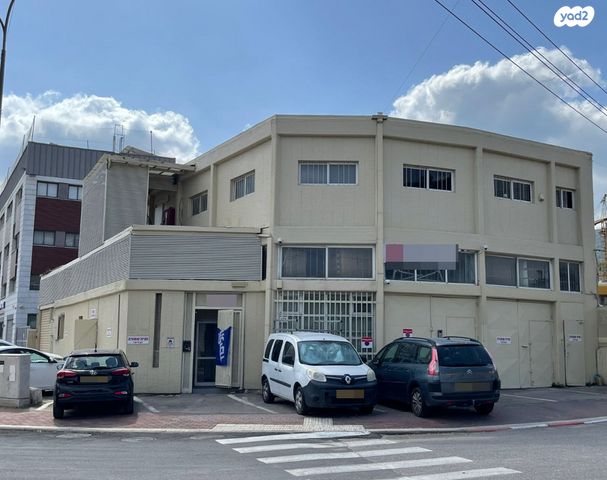 בניין משרדים, נשר