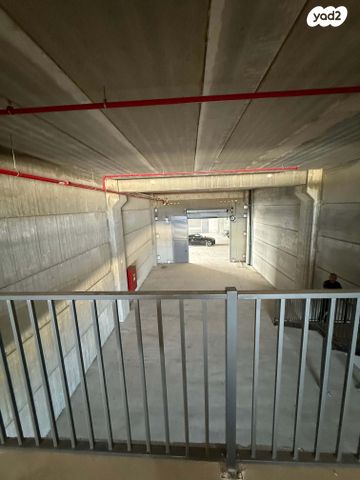 מחסנים, פתח תקווה