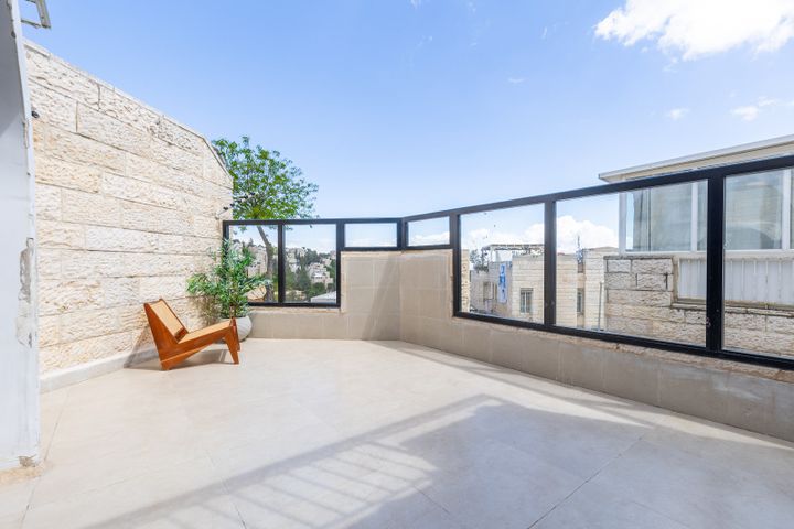 דירת גן, מרדכי אלקחי 23, ארמון הנציב, תלפיות מזרח, ירושלים