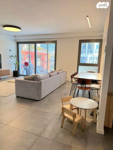 דירה, אריק איינשטיין, הרצליה ב', הרצליה