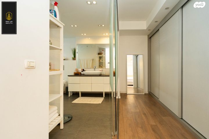 דו משפחתי, אלפי מנשה