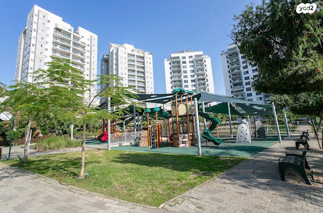 דירה, הזמר העברי, כפר סבא