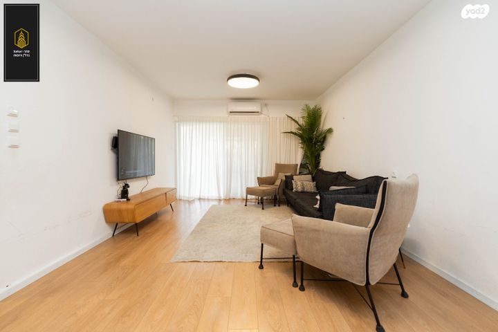 דו משפחתי, אלפי מנשה