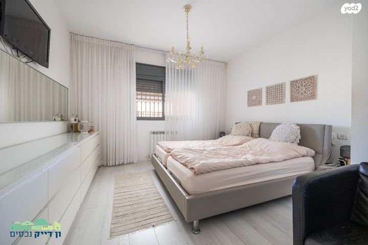 דירה, יצחק רפאל, חומת שמואל, הר חומה, ירושלים