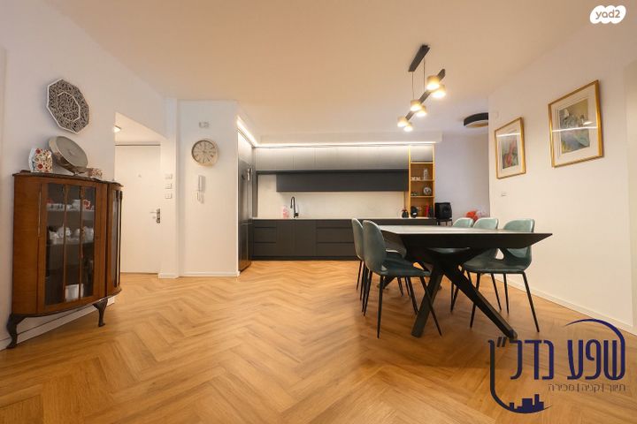 דבורה בארון 