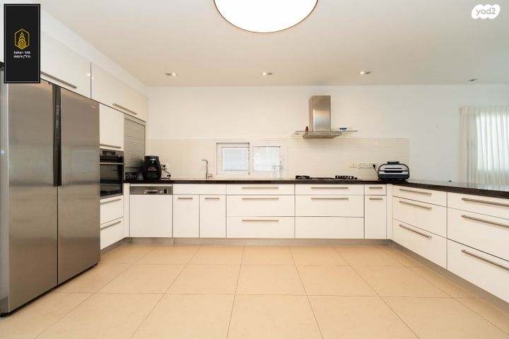 דו משפחתי, אלפי מנשה