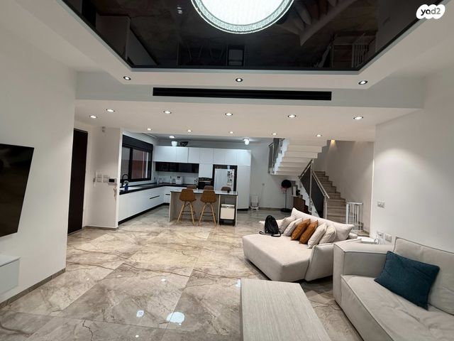 לאה גולדברג 12