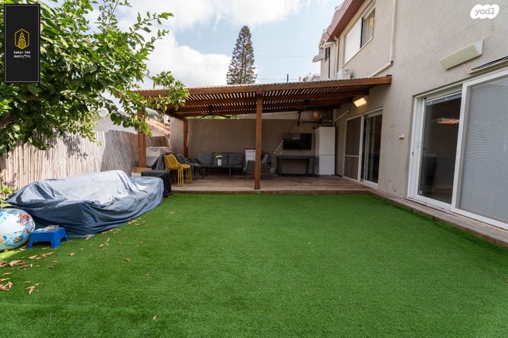 דו משפחתי, אלפי מנשה