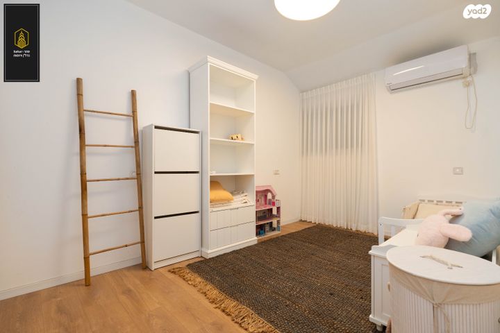 דו משפחתי, אלפי מנשה