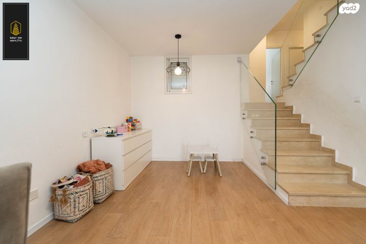 דו משפחתי, אלפי מנשה