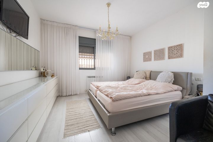 דירה, יצחק רפאל, חומת שמואל, הר חומה, ירושלים