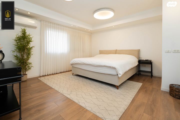 דו משפחתי, אלפי מנשה