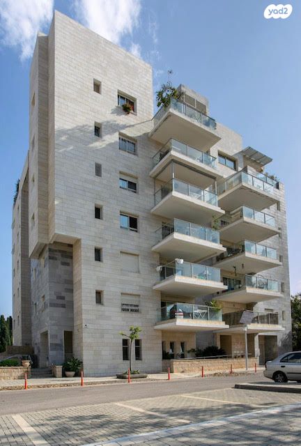 דירה, הזמר העברי, כפר סבא