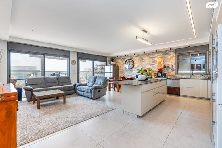 גג/ פנטהאוז, לוטם 14, הפרחים, חריש