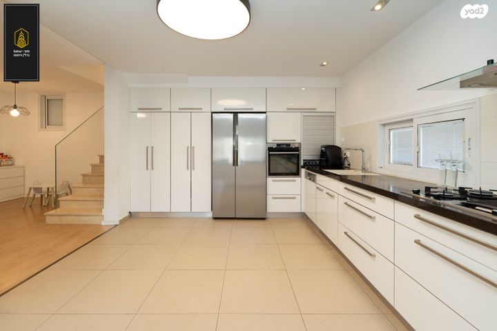 דו משפחתי, אלפי מנשה