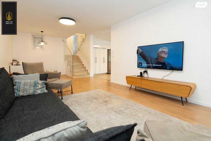 דו משפחתי, אלפי מנשה