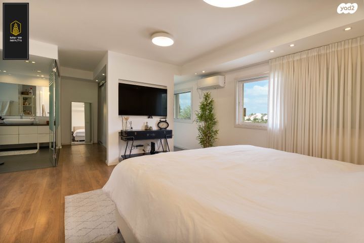 דו משפחתי, אלפי מנשה