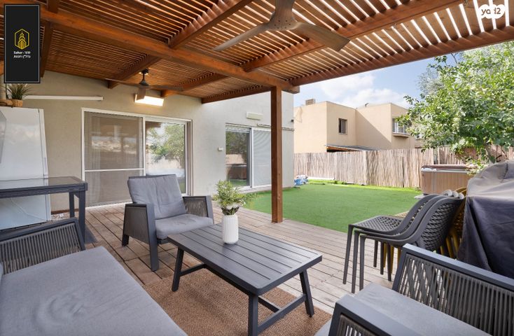 דו משפחתי, אלפי מנשה