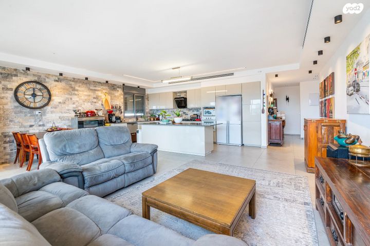 גג/ פנטהאוז, לוטם 14, הפרחים, חריש