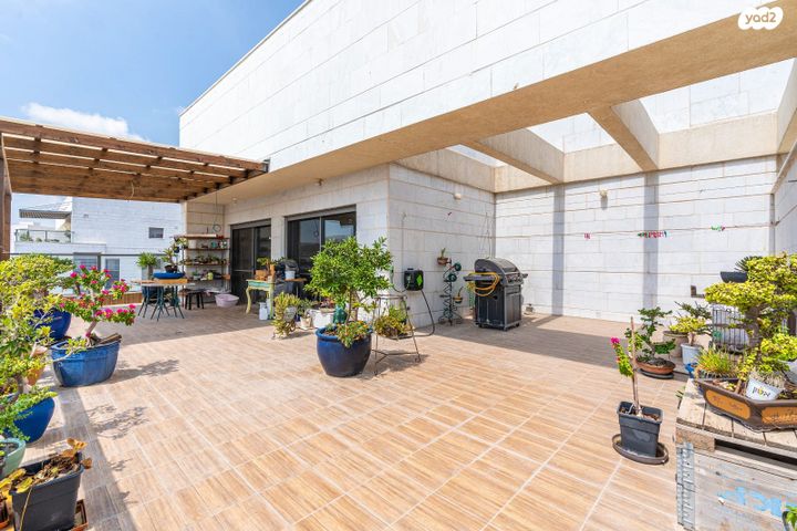 גג/ פנטהאוז, לוטם 14, הפרחים, חריש