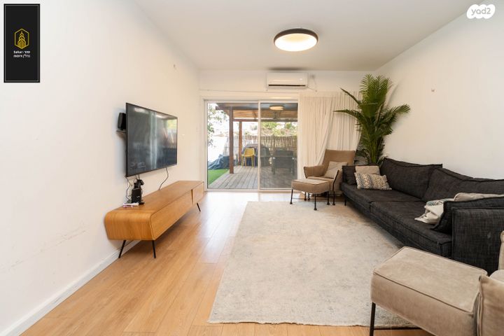 דו משפחתי, אלפי מנשה