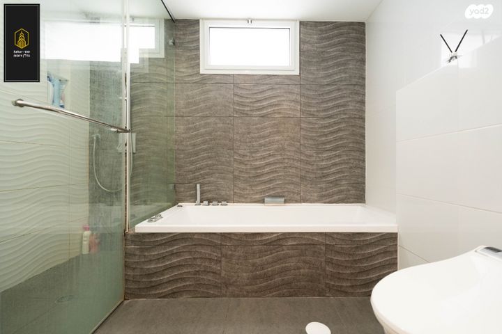 דו משפחתי, אלפי מנשה