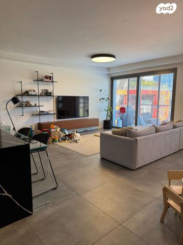 דירה, אריק איינשטיין, הרצליה ב', הרצליה