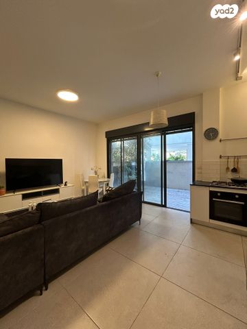 דירת גן, אסף, חרוזים, רמת גן