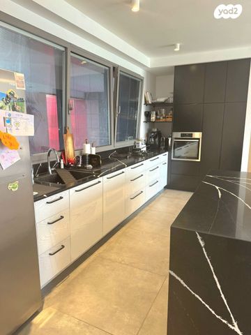 דירה, אריק איינשטיין, הרצליה ב', הרצליה