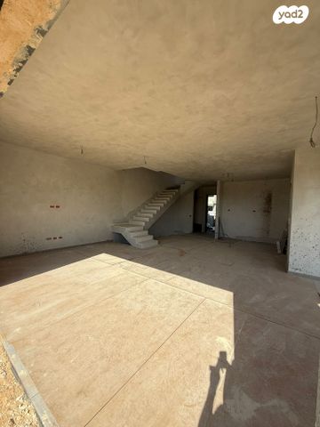 דו משפחתי, תל מונד