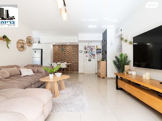 דירת גן, דבורה ברטונוב 5, קרית אילון, חולון