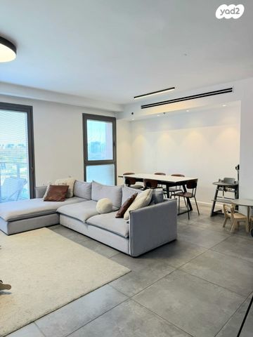 דירה, אריק איינשטיין, הרצליה ב', הרצליה