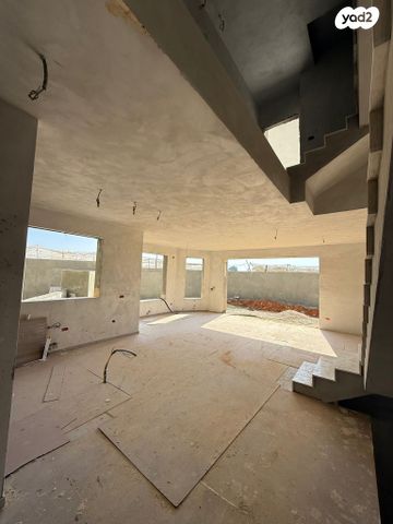 דו משפחתי, תל מונד