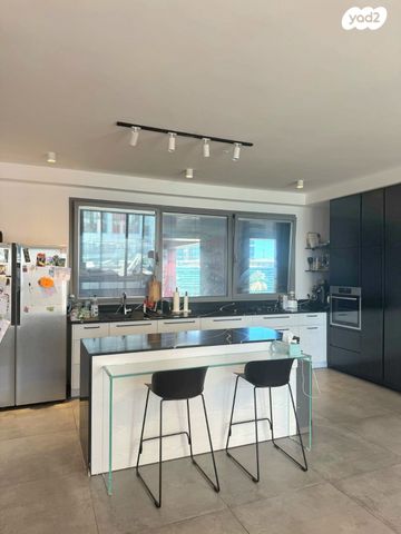 דירה, אריק איינשטיין, הרצליה ב', הרצליה